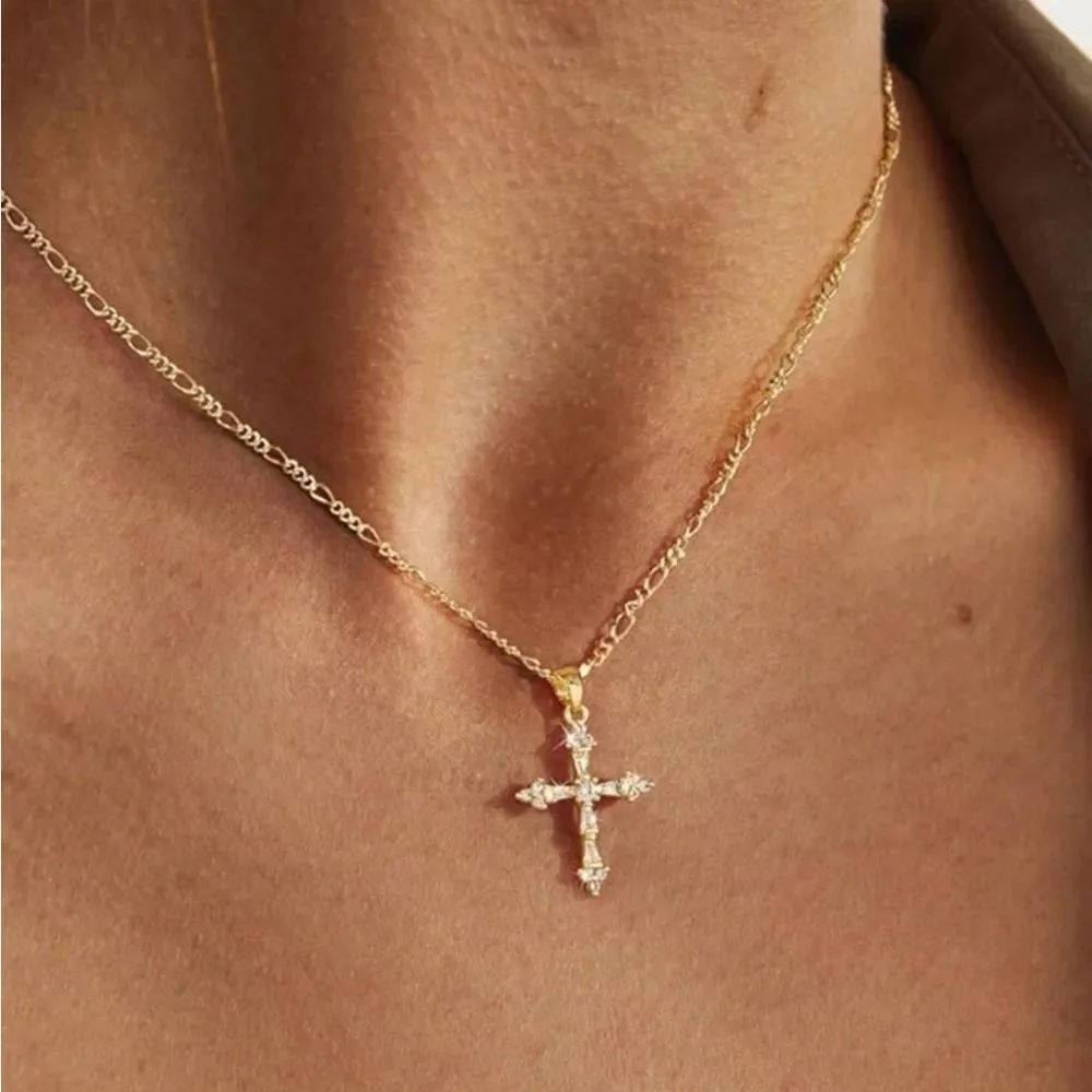 Elegant Gold Cross Pendant Necklace R164